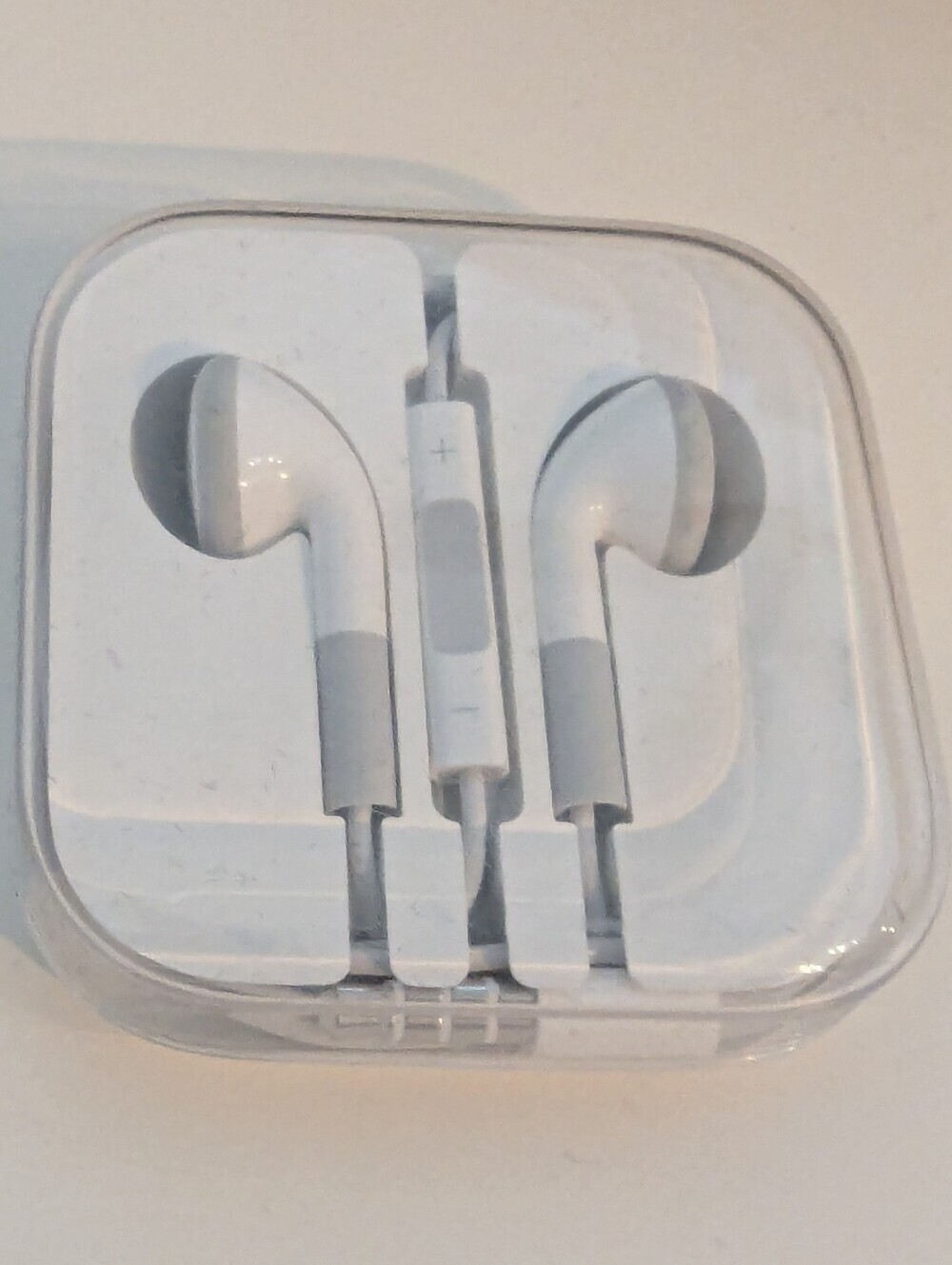 Apple White Wired Earbuds with In-line Mic and Volume Controls